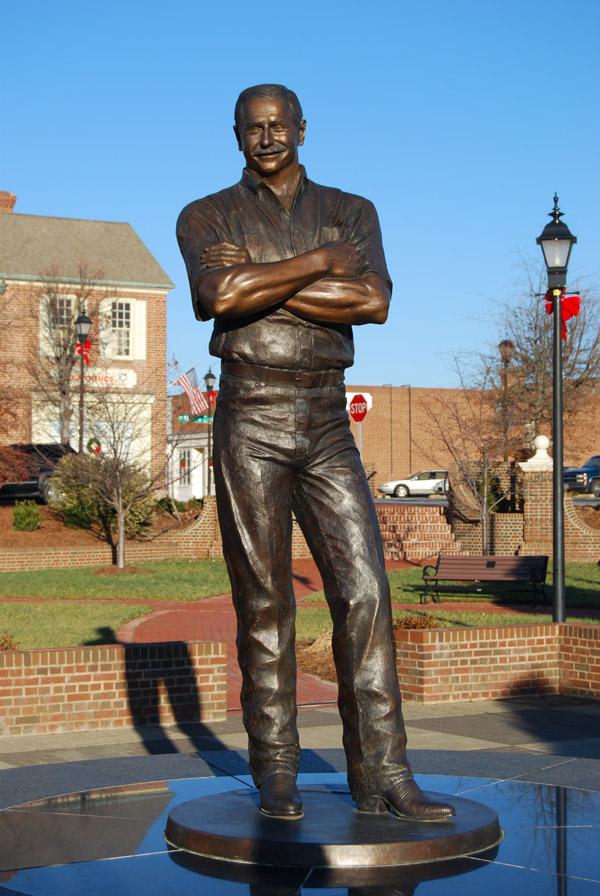 dale earnhardt memorial statue kannapolis north carolina