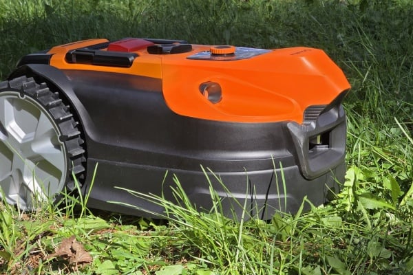 LawnMaster OcuMow R1600: A $599 Robot Mower That Is Perfect For Small Enclosed Yards