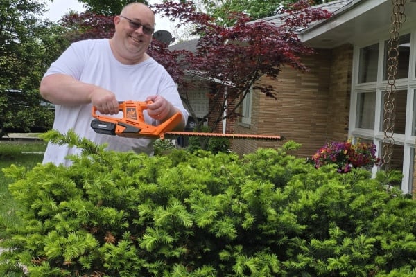 LawnMaster 22-Inch Cordless Hedge Trimmer: Lighter Than I Expected (And My Wife Approved)