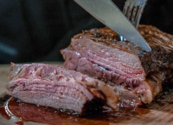 How To Pick The Perfect Gift For Guys Who Love To Smoke Meat