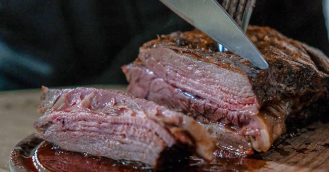 How To Pick The Perfect Gift For Guys Who Love To Smoke Meat