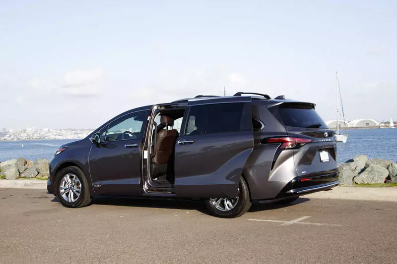 2021 toyota sienna minivan