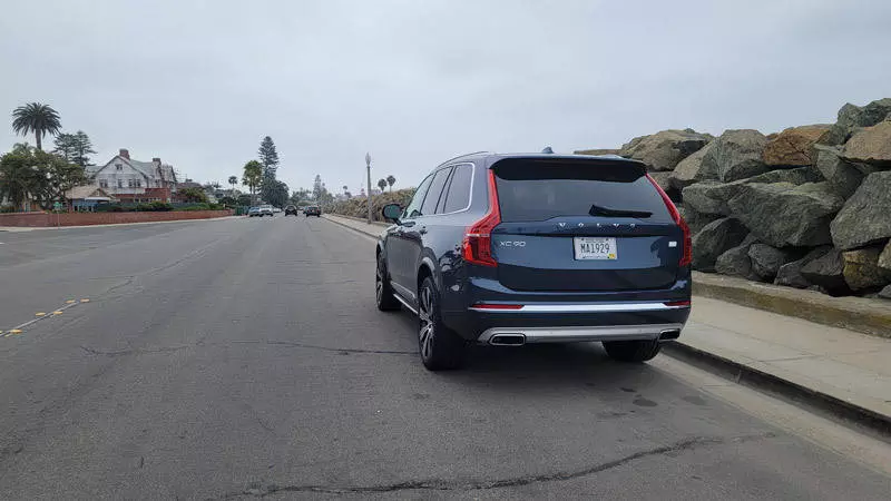 volvo xc90 rear view
