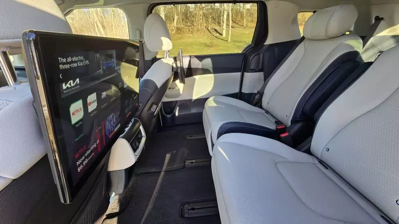 2025 Kia Carnival Hybrid Review - Luxury Lounge VIP Seats