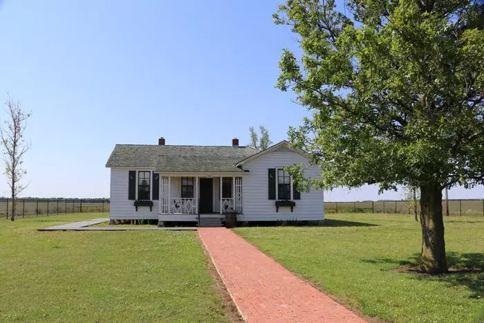 outside of johnny cash boyhood home dyess arkansas