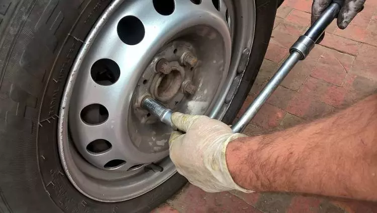change tire auto maintenance