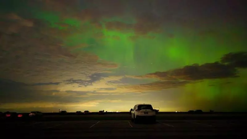 auora borealis 2024 from the edge of lake erie in Ohio