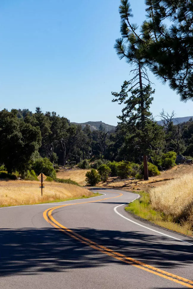 curvy road in Jullian california mountains