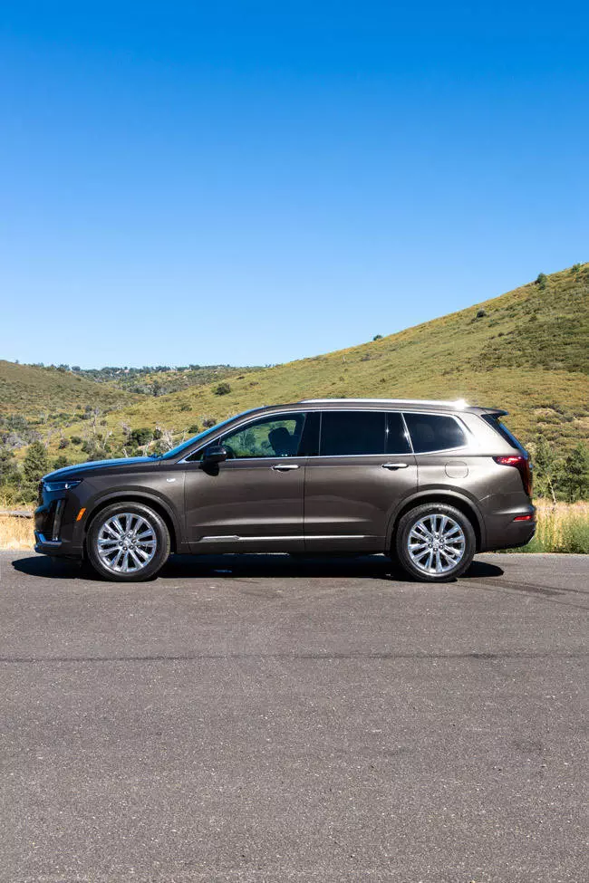 side view of cadillac xt6