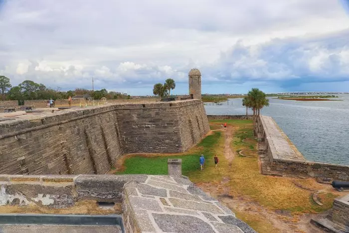 castillo walls