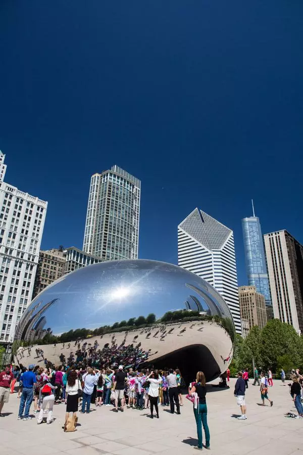 cloud gate aka the bean sculpture at chicago millenium park