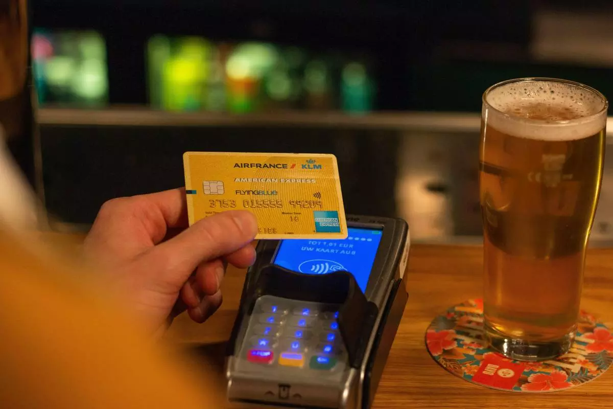 swiping credit card at bar