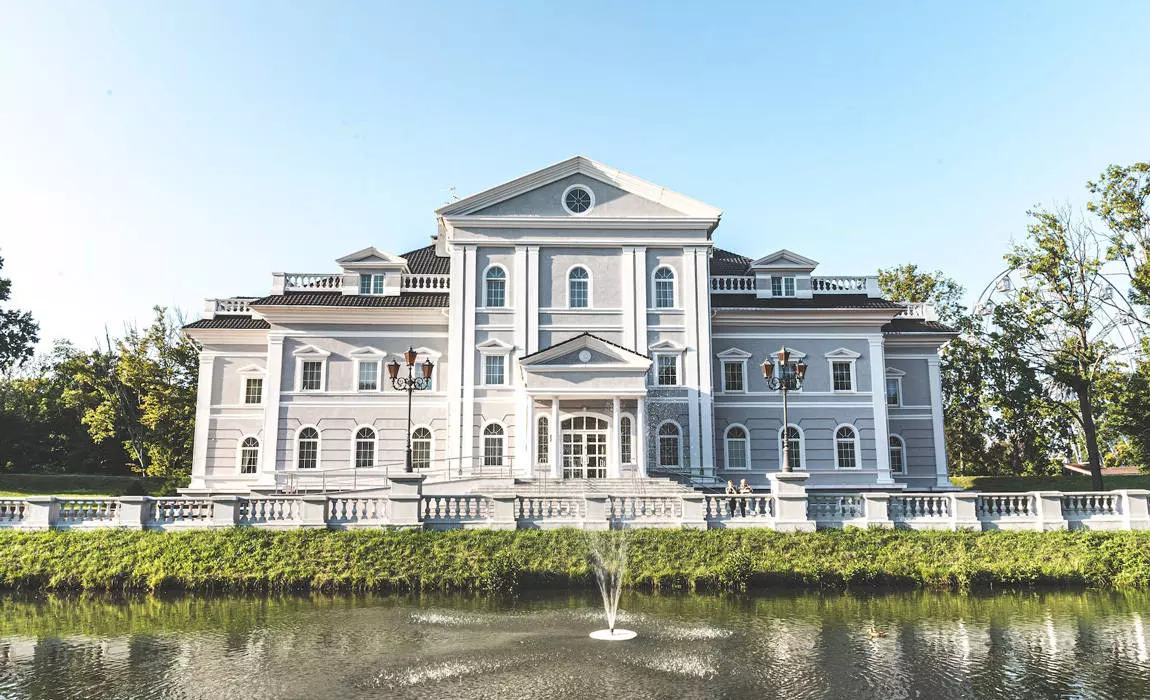 what defines a mansion