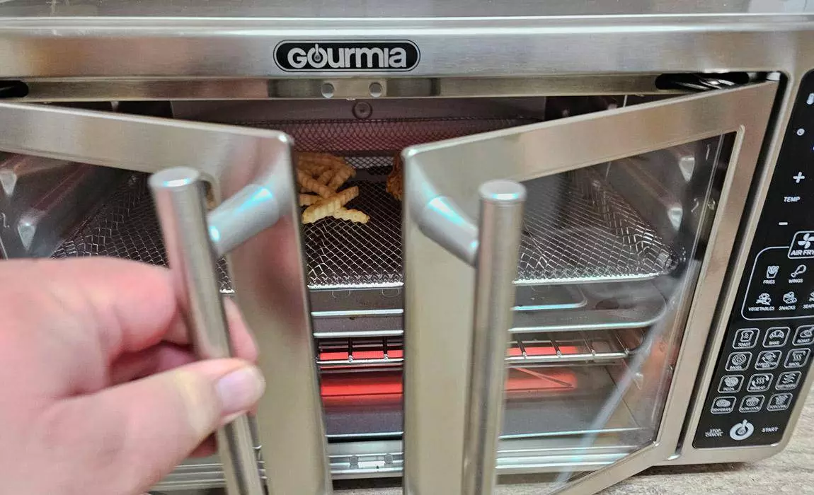 opening the doors on the gourmia xl oven
