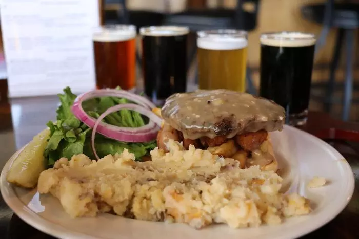 poutine burger souris river brewing