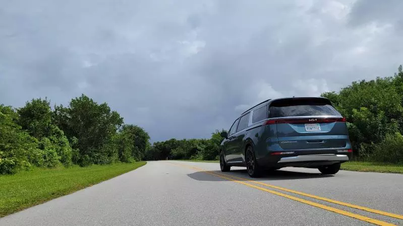 kia carnival mini van for a florida guys weekend road trip