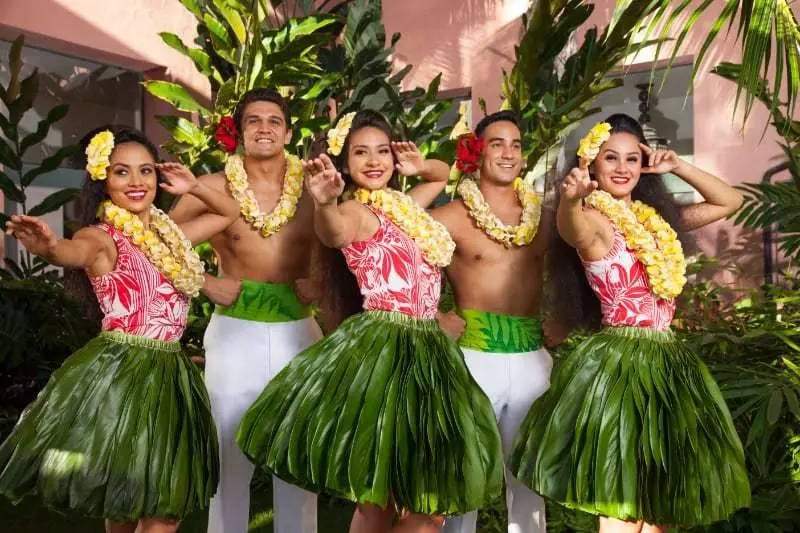 luau dancers