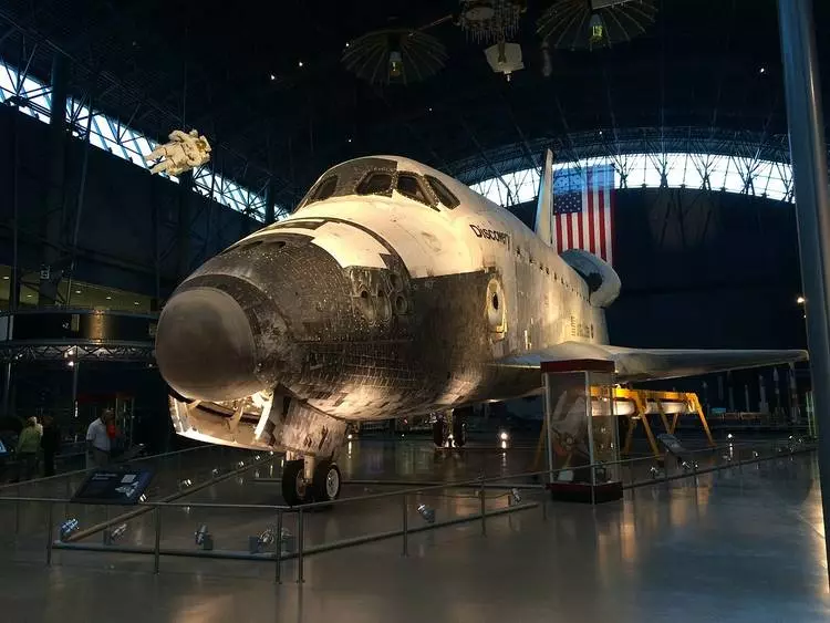 space shuttle discovery at udvar hazy center national air and space museum in virginia