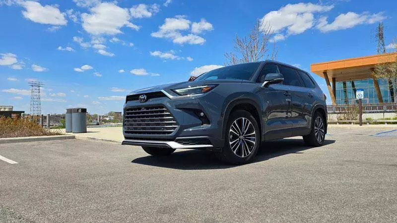 toyota grand highlander at park