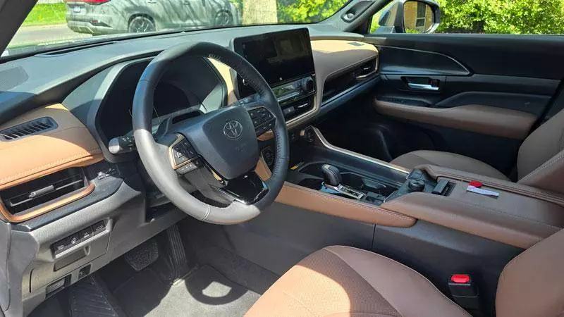 toyota grand highlander cockpit