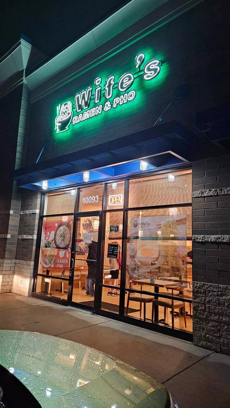 outside wifes ramen pho