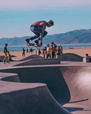 skate boarding in venice beach