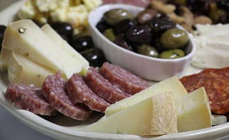 How to create a perfect charcuterie platter for wine tasting/