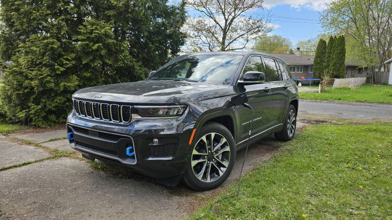 Jeep Grand Cherokee 4xe plugged in