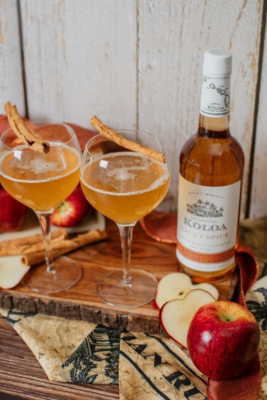 Kōloa Maple and Spice Apple Cider cocktails with fresh apples and cinnamon