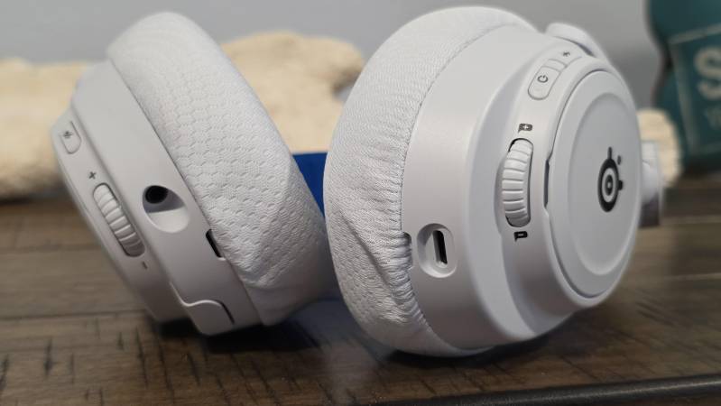 Arctis Nova 7 review - Battery And Connections