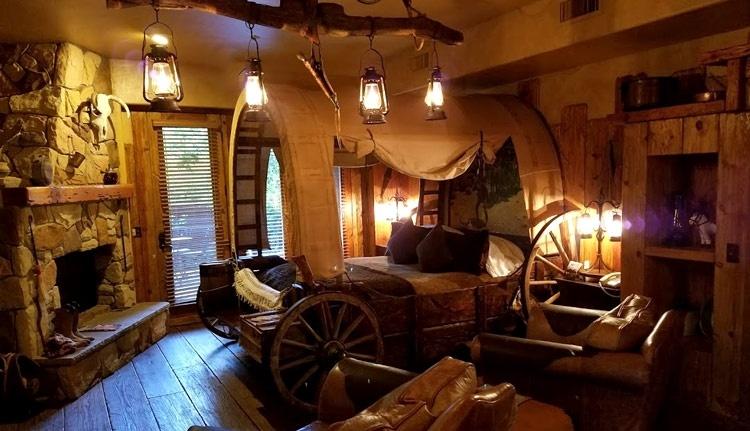 Adobe Grand Villas - Wagon Wheel Room