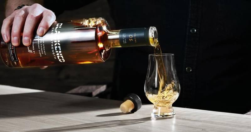BLACKENED whiskey cask strength rob pour
