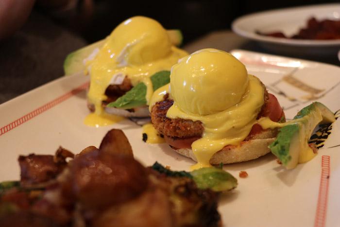 crab cakes benedict