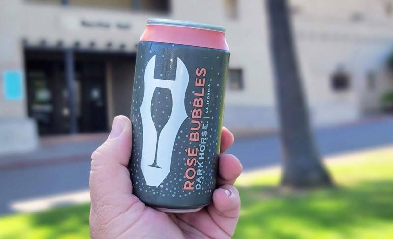 dark horse rose bubbles canned wine