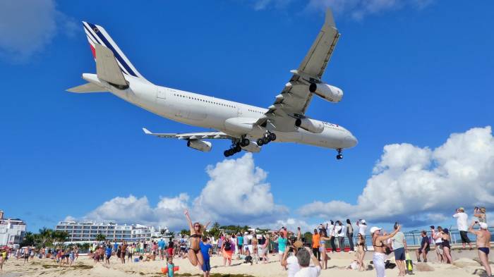 st maarten maho beach plane landing