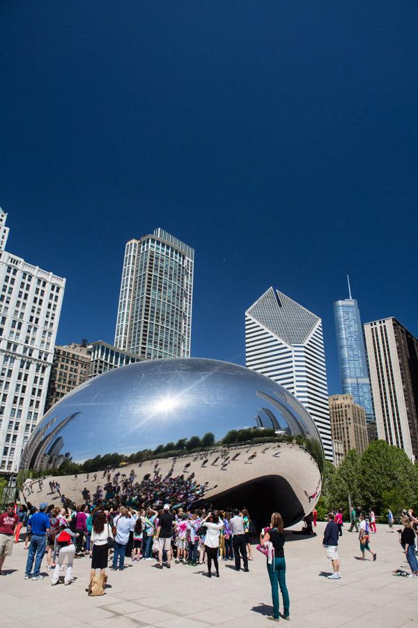 cloud gate aka the bean sculpture at chicago millenium park