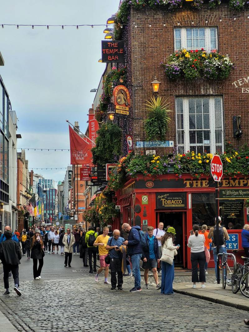 the temple bar dublin ireland pub crawl