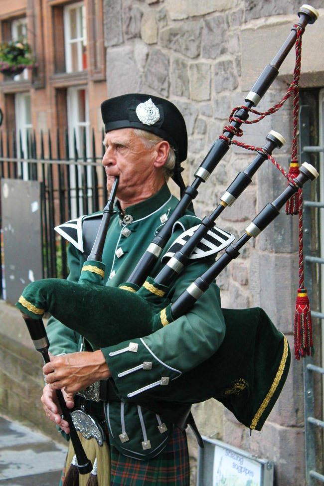 bagpipes player edinburgh scotland