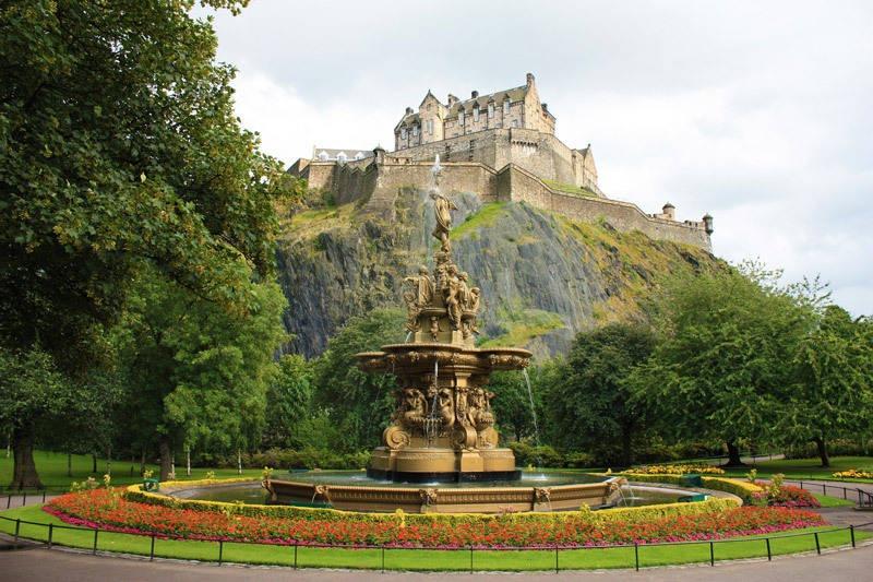 edinburgh castle fountain in scotland