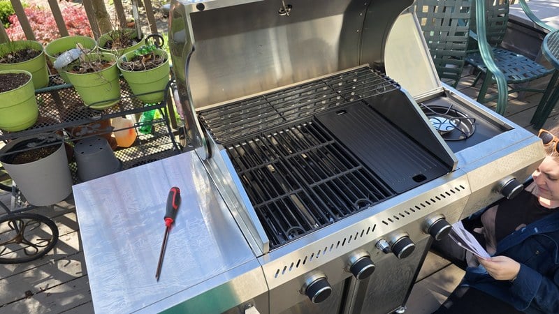 Electactic G41 Pro mid-assembly with cooking grates installed and the included extra-long Phillips screwdriver visible on the side shelf