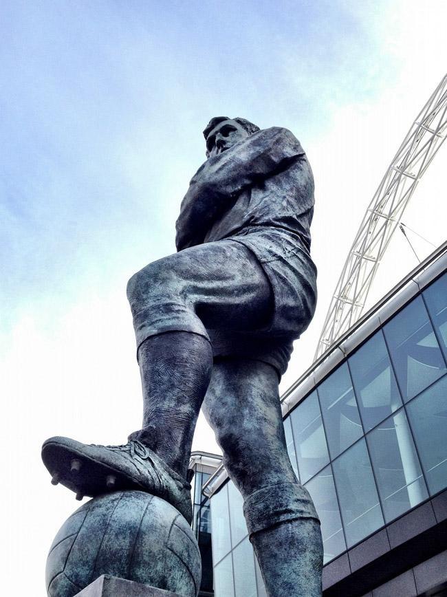 statue of bobby moore at wembley stadium in london