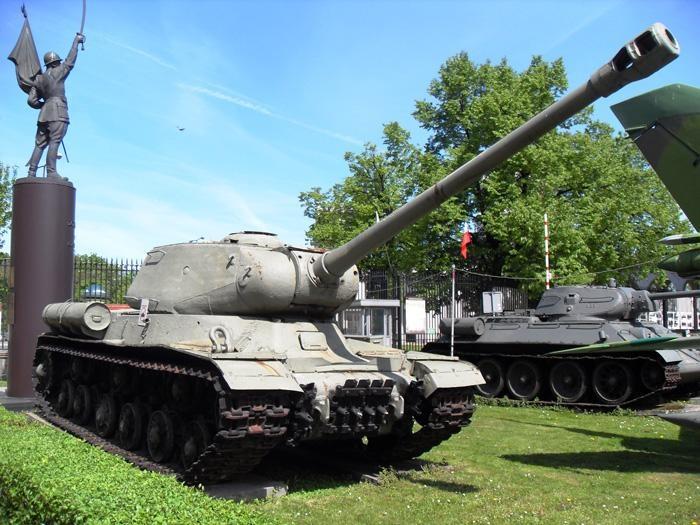 tanks at the warsaw polish army museum