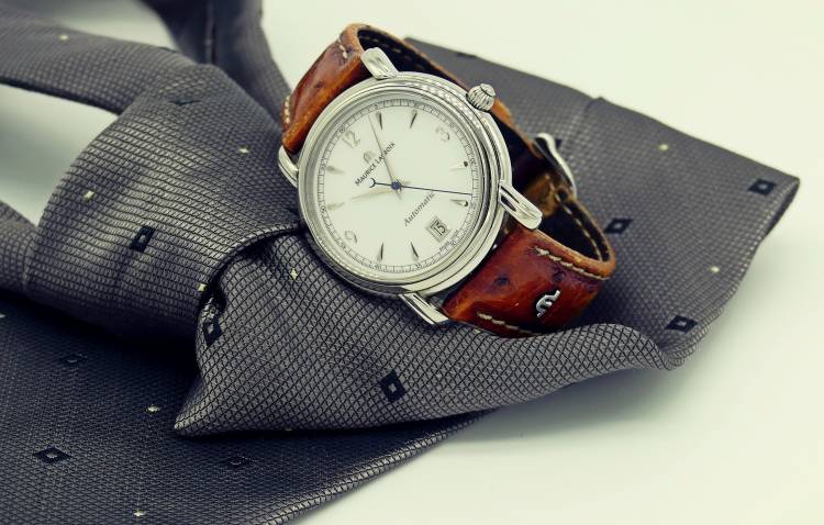 leather watch strap and tie are good accessories for mens fashion