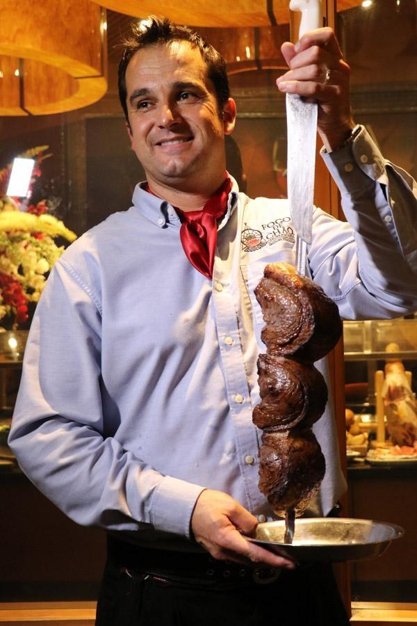 gaucho serving picanha