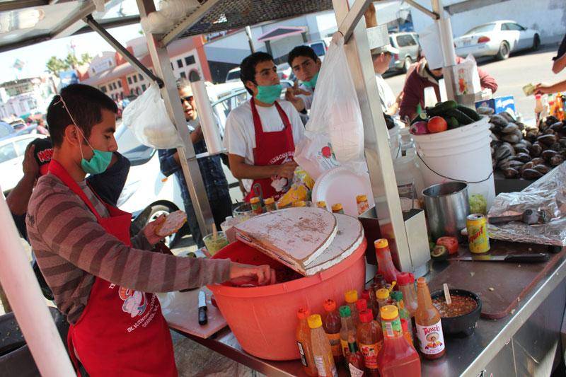 mariscos el guero stand workers
