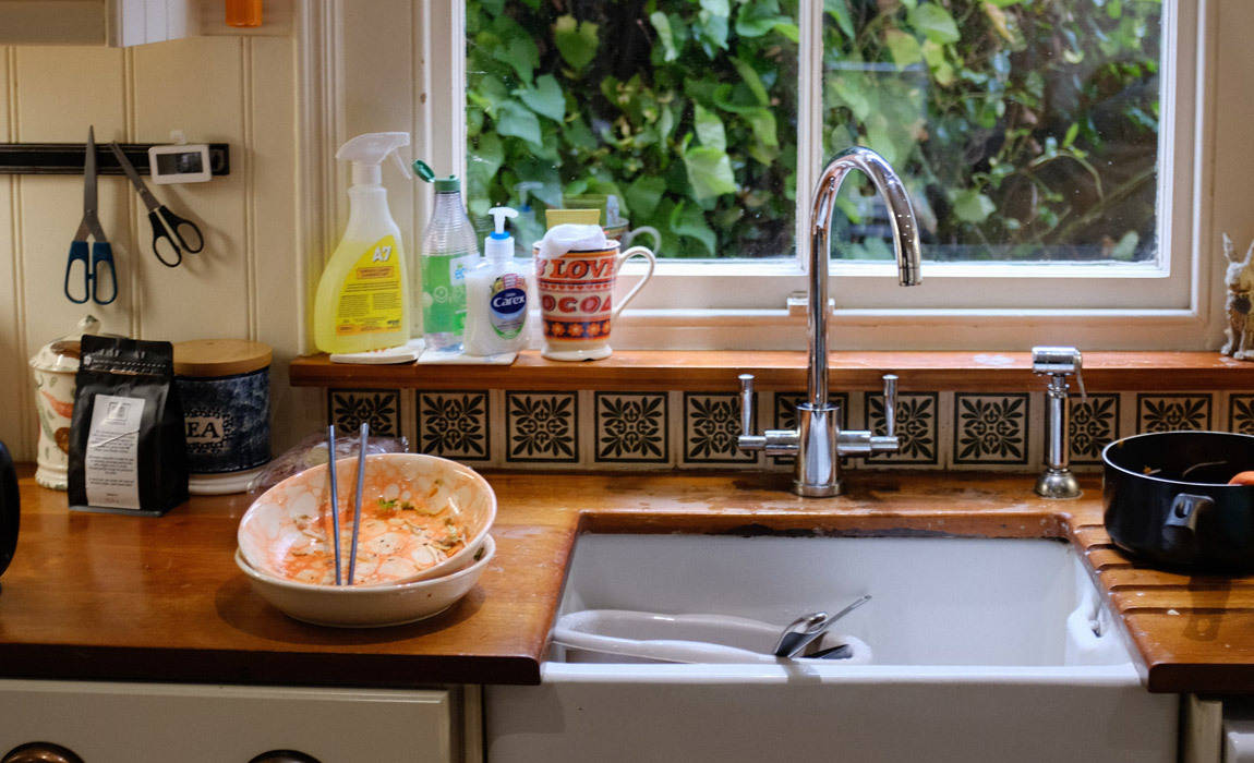 kitchen dishes stink