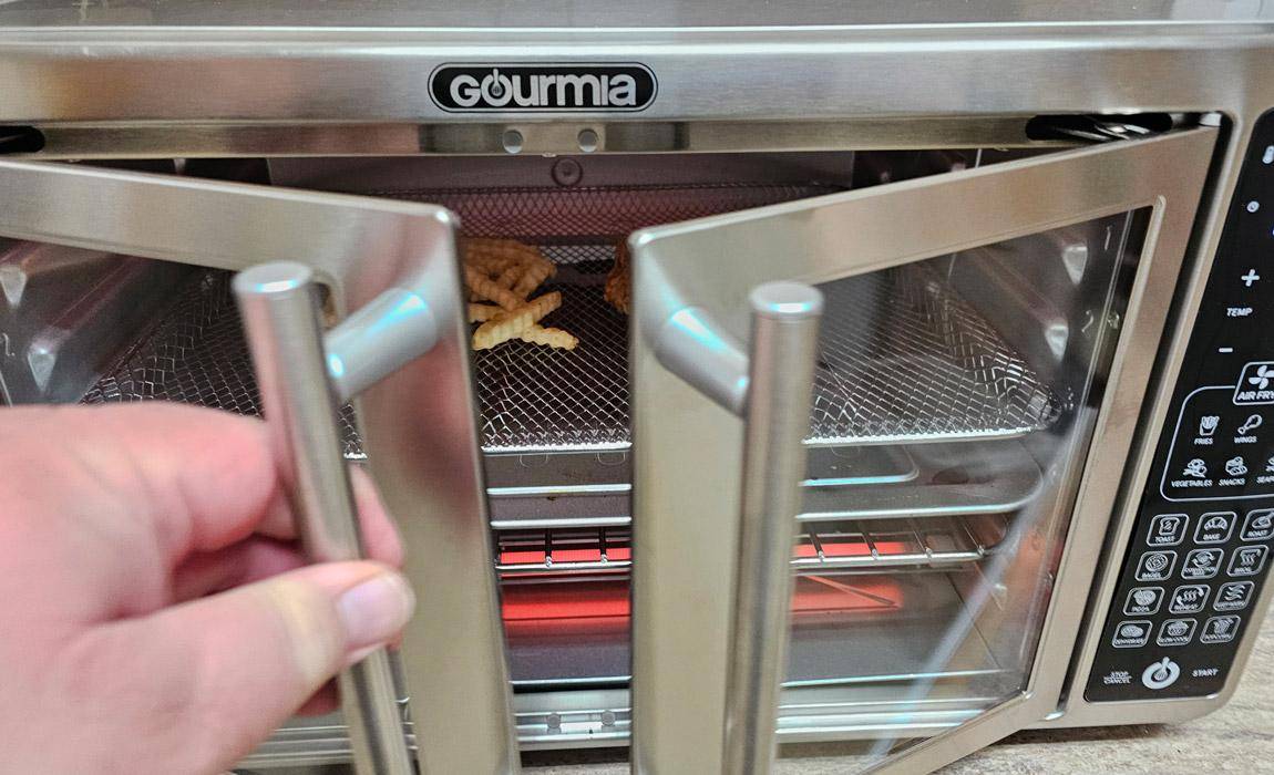 opening the doors on the gourmia xl oven