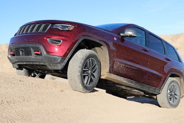 jeep grand cherokee climbing dirt front