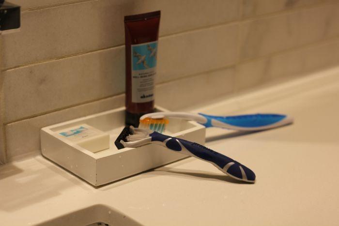 razor bathroom