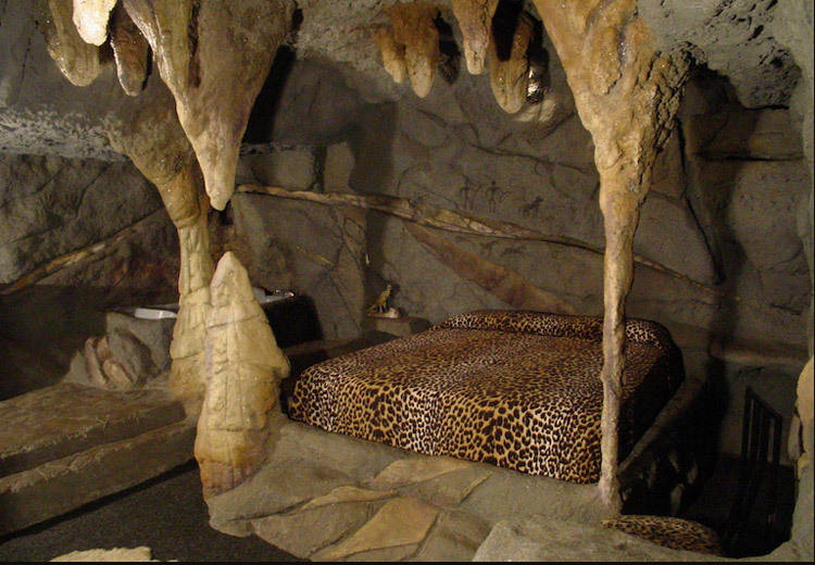 wildwood inn kentucky themed hotel suite with cave theme